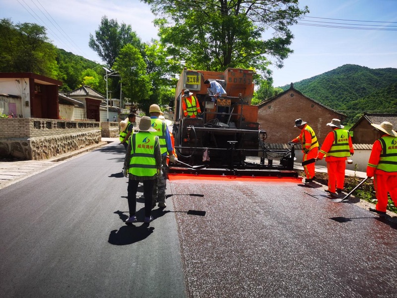 高溫下的奮斗：公路大中修項目施工現(xiàn)場見聞